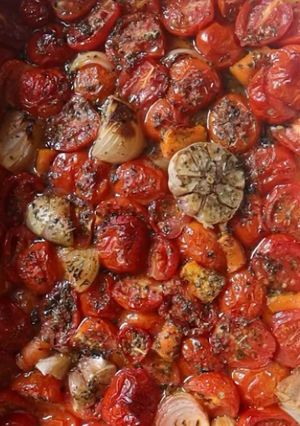 Foto de Tomate cherry confitado com dentes de alho