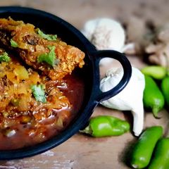 A picture of Onion fish curry or fish pyaza.