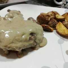 Una foto de Ternera al roquefort con patatas al horno