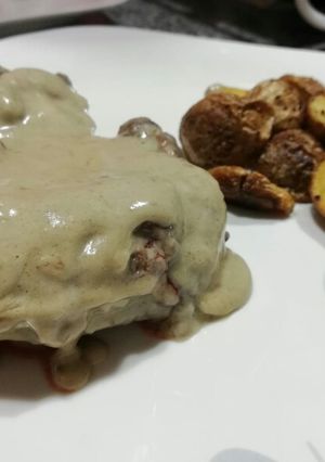 Una foto de Ternera al roquefort con patatas al horno