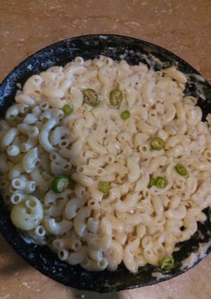 A picture of White sauce pasta.