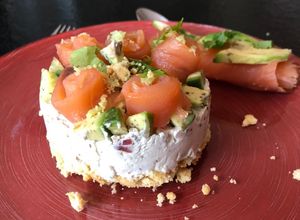 Une photo de Cheesecake revisité avocat saumon citron caviar