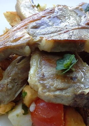 Una foto de Chuletitas de cordero con ensalada de pan y huevo