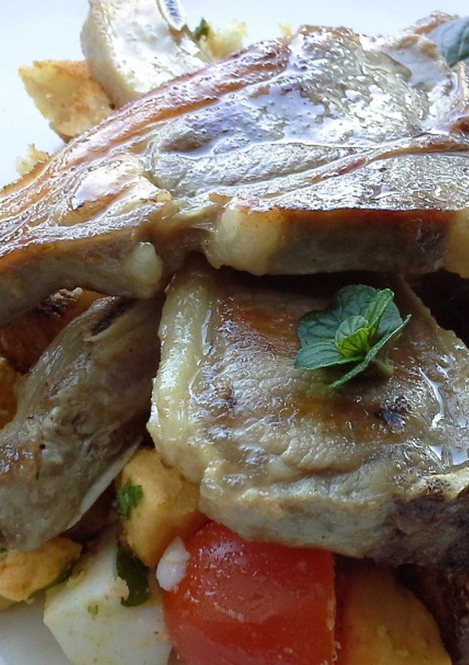 Una foto de Chuletitas de cordero con ensalada de pan y huevo