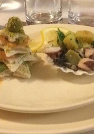 Foto di Alberello salmone e rucola e conchiglia di polpo con patate