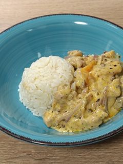 Una foto de Pollo en salsa al achiote con mango
