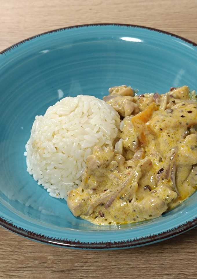 Una foto de Pollo en salsa al achiote con mango
