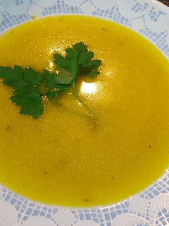Una foto de Sémola de caldo de pollo y verduras