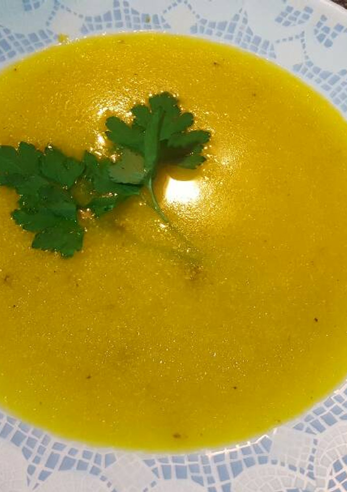 Una foto de Sémola de caldo de pollo y verduras