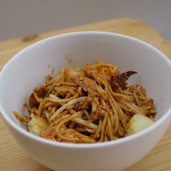 A picture of Mee goreng / Fried GF pasta.