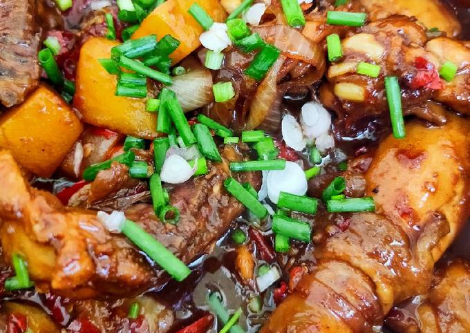 Bagaimana Menyiapkan Ayam Kecap Pedas dengan Kentang, Lezat