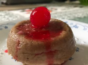 Una foto de Mug cake vainilla y cerezas
