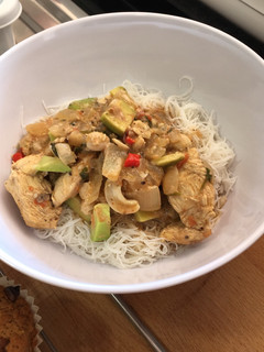 Una foto de Curry de pollo rápido y sencillo con anacardos, leche de coco y