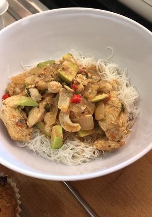 Una foto de Curry de pollo rápido y sencillo con anacardos, leche de coco y