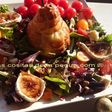 Pera en hojaldre con ensalada de roquefort, queso de cabra caramelizado, nueces y pistachos