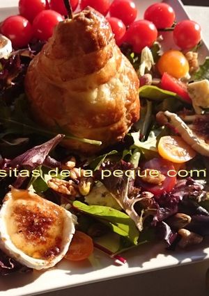 Una foto de Pera en hojaldre con ensalada de roquefort, queso de cabra caramelizado, nueces y pistachos 
