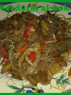 Una foto de Verduras al wok con fideos