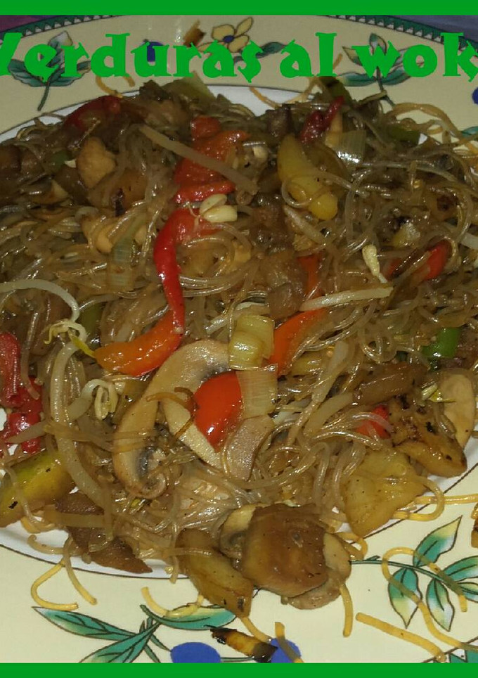 Una foto de Verduras al wok con fideos