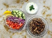Una foto de ensaladas con pepino