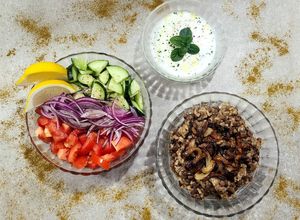 Una foto de 👳🏻‍♀️🇹🇷Mujaddara - Arroz con lentejas y cebolla frita, acompañado de ensalada árabe y yogur con menta 🇹🇷👳🏻‍♀️