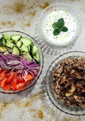 Una foto de 👳🏻‍♀️🇹🇷Mujaddara - Arroz con lentejas y cebolla frita, acompañado de ensalada árabe y yogur con menta 🇹🇷👳🏻‍♀️