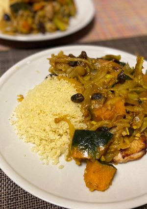 Hình của món Gà Maroc với nho khô (Moroccan chicken with raisin).