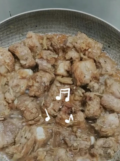 Hình của món Sườn non kho sả.