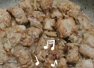 Hình của món Sườn non kho sả.