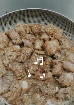 Hình của món Sườn non kho sả.