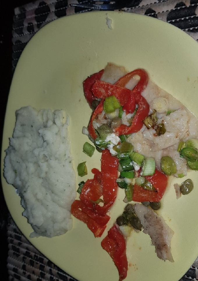 Una foto de Merluza a la manteca con verduras y puré de finas hierbas