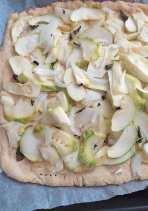 Foto di Pizza con farina di ceci e zucchini