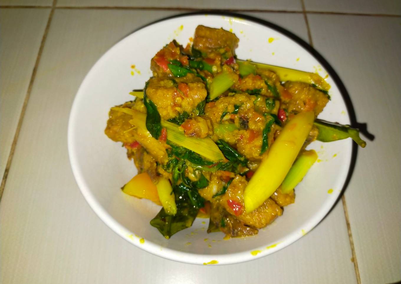 Ayam tempe bumbu kuning daun kemangi