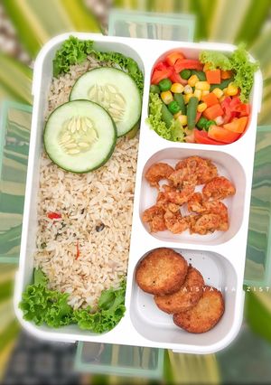 Foto resep #5 Bekal Kantor Nasi Goreng + Salad Sayur + Nugget + Udang