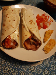 Una foto de Flauta de cochinillo con verduras y tortilla