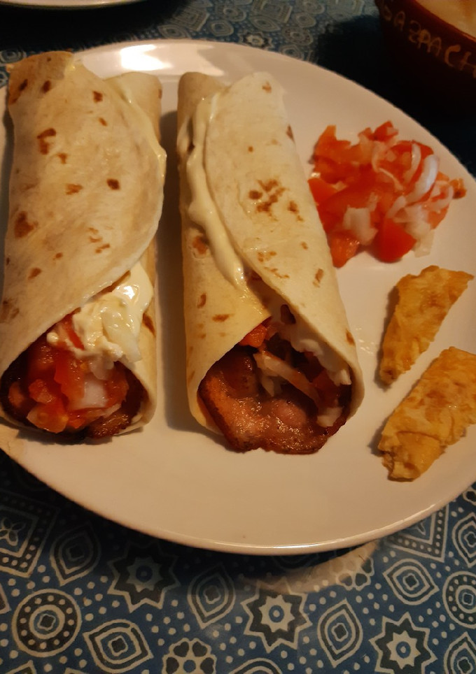 Una foto de Flauta de cochinillo con verduras y tortilla