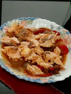 Una foto de Ensalada de salmón fresco con pimientos asados