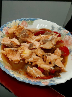 Una foto de Ensalada de salmón fresco con pimientos asados