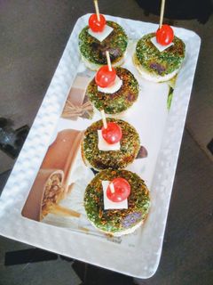 शेजवान पालक टिक्की (Schezwan palak tikki recipe in Hindi) रेसिपी मुख्य फोटो