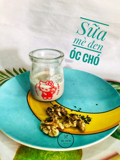 Hình của món Sữa óc chó mè đen cho bé.