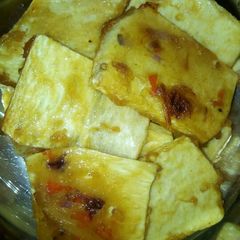 A picture of Fried yam coated in curryed flour.