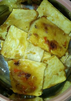 A picture of Fried yam coated in curryed flour.