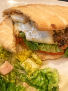 Una foto de Pita rellena de pavo y champiñones 🥙