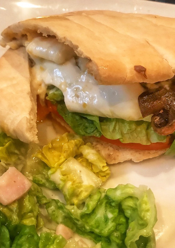 Una foto de Pita rellena de pavo y champiñones 🥙