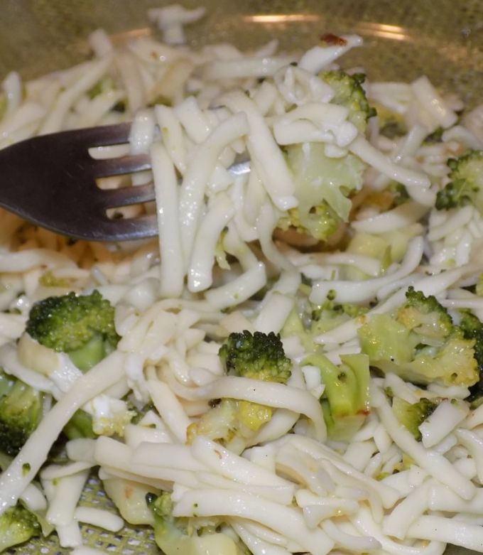 Una foto de Fideos con brócoli