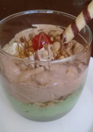 صورة لوصفة تحلية بثلاث طبقات بكريمة الشانتيه بذوقين وبقرمشة اللوز 😋😋