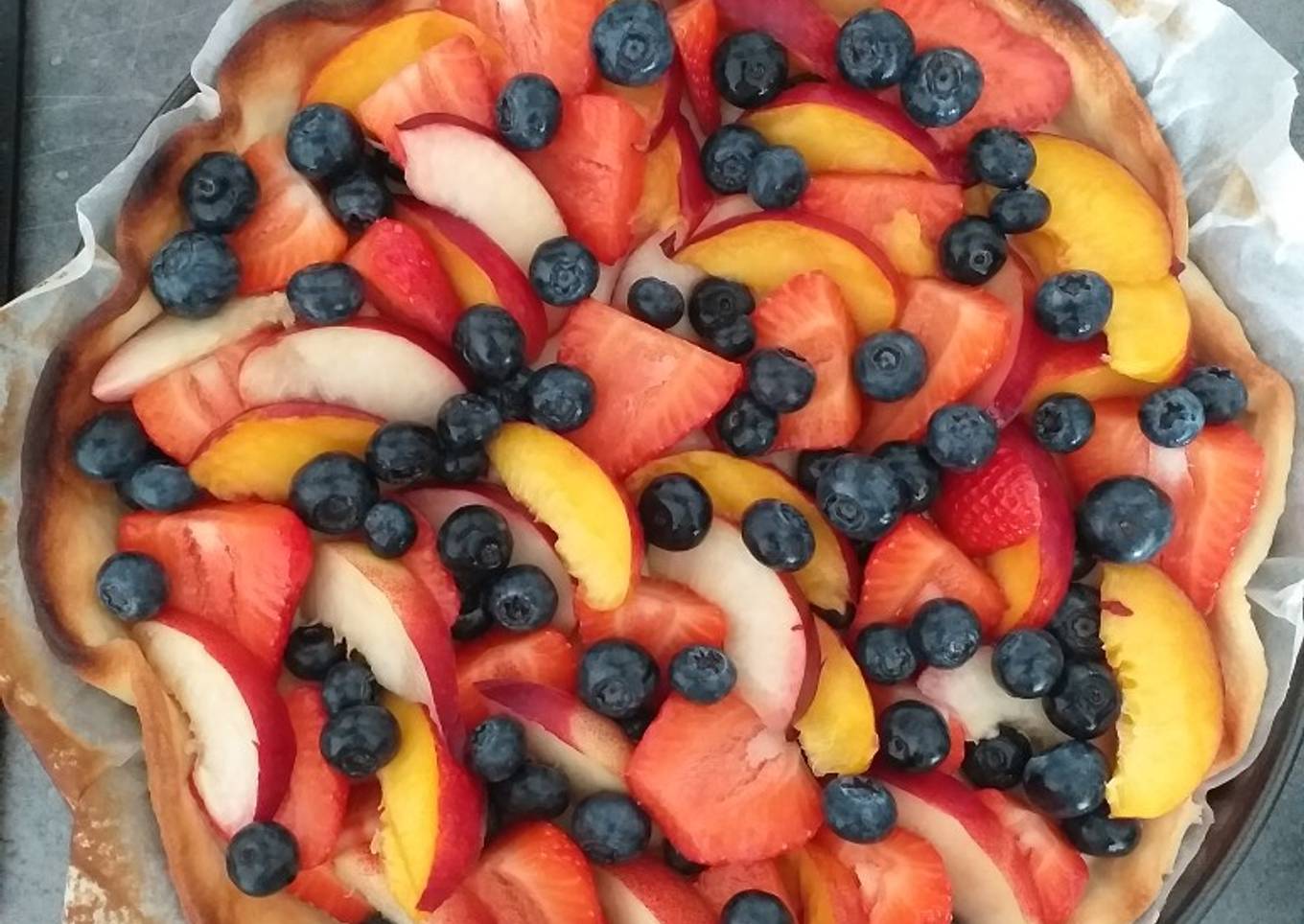 Gâteau à la crème et aux fruits de saison