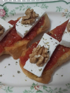 Una foto de Tosta de tomate y queso fresco