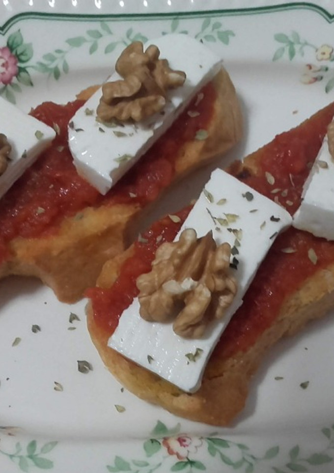 Una foto de Tosta de tomate y queso fresco