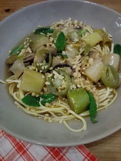 Una foto de Pho vegano exprés