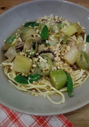 Una foto de Pho vegano exprés